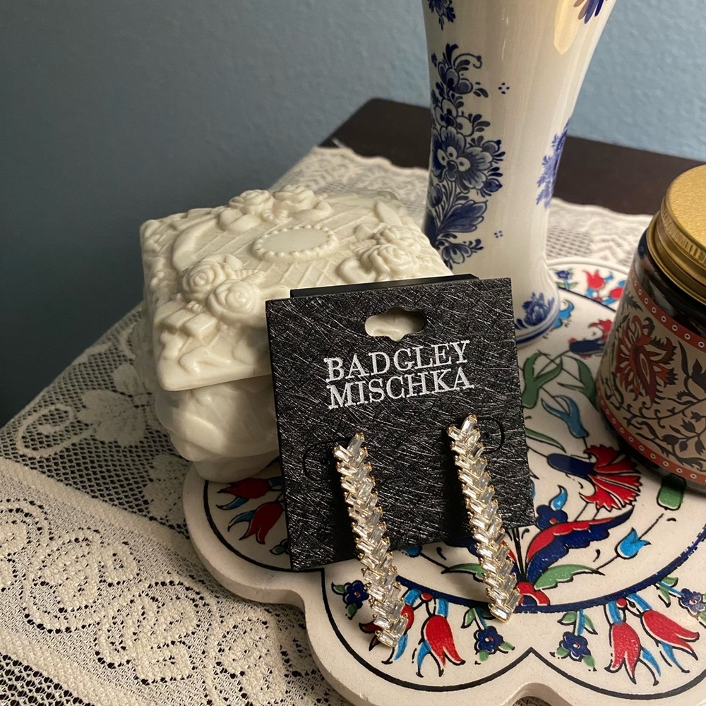 Badgley Mischka NWT Gold Tone Herringbone Drop Earrings